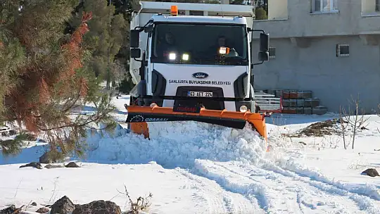 Şanlıurfa'da kapanan kırsal mahalle yolları iş makineleri ile açılıyor