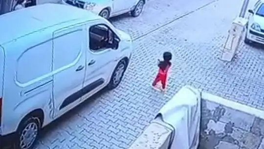 Şanlıurfa'da kargo aracının çarptığı 2 yaşındaki çocuk hayatını kaybetti... Feci kaza kamerada