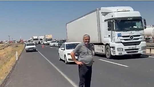 Şanlıurfa'da karpuz yüklü kamyon şarampole devrildi: 2 yaralı