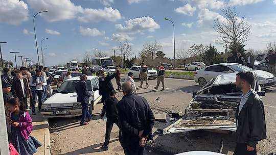 Şanlıurfa'da karşı şeride geçen otomobil ters döndü: 1'i ağır 3 yaralı