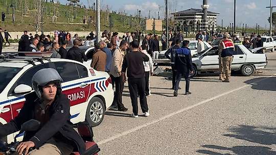 Şanlıurfa'da karşı şeride geçen otomobil ters döndü: 1'i ağır 3 yaralı