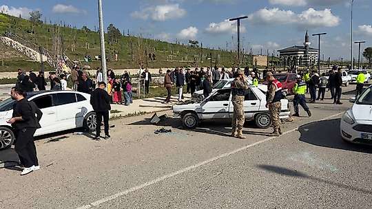 Şanlıurfa'da karşı şeride geçen otomobil ters döndü: 1'i ağır 3 yaralı