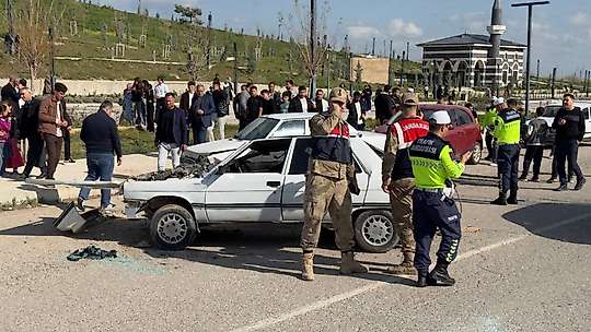 Şanlıurfa'da karşı şeride geçen otomobil ters döndü: 1'i ağır 3 yaralı