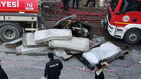 Şanlıurfa'da koltuk ve yatak üretimi yapılan atölyede korkutan yangın
