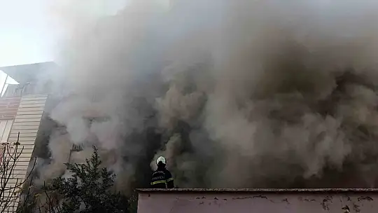 Şanlıurfa'da koltuk ve yatak üretimi yapılan atölyede korkutan yangın