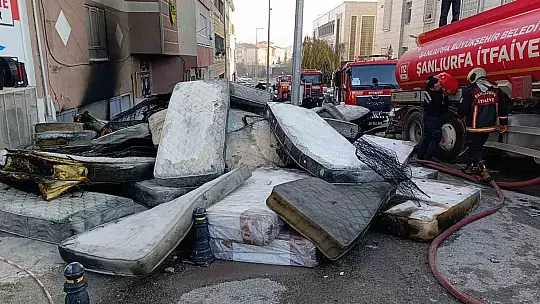 Şanlıurfa'da koltuk ve yatak üretimi yapılan atölyede korkutan yangın