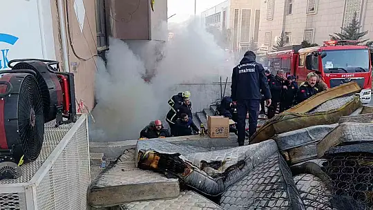 Şanlıurfa'da koltuk ve yatak üretimi yapılan atölyede korkutan yangın