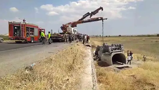 Şanlıurfa'da kum kamyonu şarampole devrildi: 2 yaralı