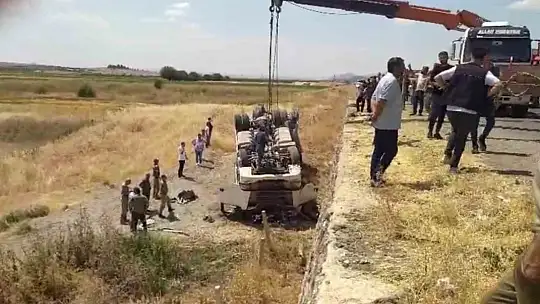 Şanlıurfa'da kum kamyonu şarampole devrildi: 2 yaralı