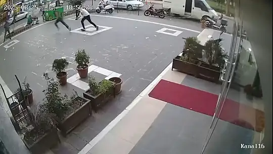Şanlıurfa'da otele silahlı saldırı anları kameraya yansıdı