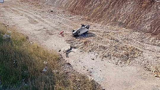 Şanlıurfa'da otomobil 15 metre yükseklikten çalışma yapılan yola uçtu: 1 ölü