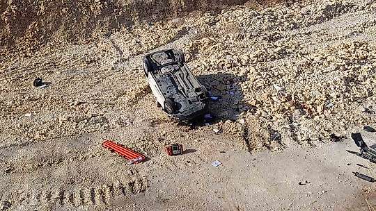 Şanlıurfa'da otomobil 15 metre yükseklikten çalışma yapılan yola uçtu: 1 ölü