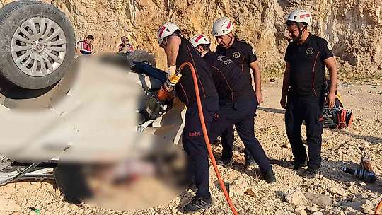 Şanlıurfa'da otomobil 15 metre yükseklikten çalışma yapılan yola uçtu: 1 ölü