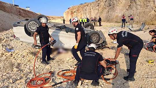 Şanlıurfa'da otomobil 15 metre yükseklikten çalışma yapılan yola uçtu: 1 ölü