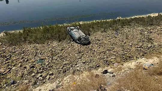 Şanlıurfa'da otomobil 5 metrelik şarampole devrildi, sürücü yara almadan kurtuldu