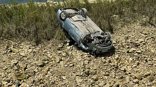 Şanlıurfa'da otomobil 5 metrelik şarampole devrildi, sürücü yara almadan kurtuldu
