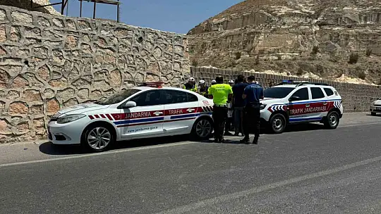 Şanlıurfa'da otomobil 5 metrelik şarampole devrildi, sürücü yara almadan kurtuldu
