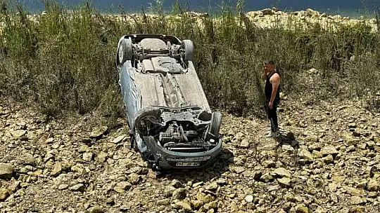 Şanlıurfa'da otomobil 5 metrelik şarampole devrildi, sürücü yara almadan kurtuldu