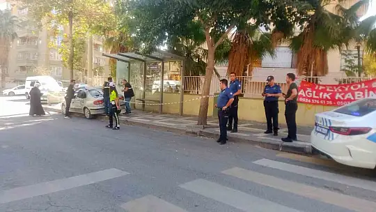 Şanlıurfa'da otomobil durakta bekleyenlere çarptı: 1 öğrenci öldü, 3 kişi yaralandı