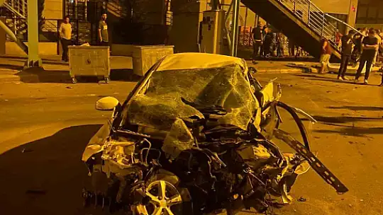 Şanlıurfa'da otomobil üst geçide çarptı: 1 ölü