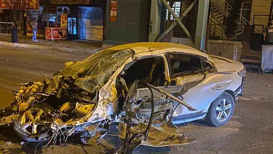Şanlıurfa'da otomobil üst geçide çarptı: 1 ölü