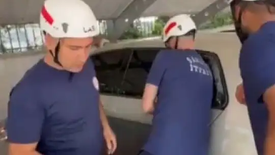 Şanlıurfa'da otomobilde mahsur kalan 3 aylık bebeği itfaiye kurtardı