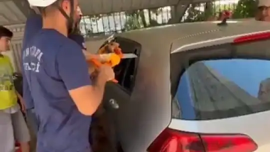 Şanlıurfa'da otomobilde mahsur kalan 3 aylık bebeği itfaiye kurtardı