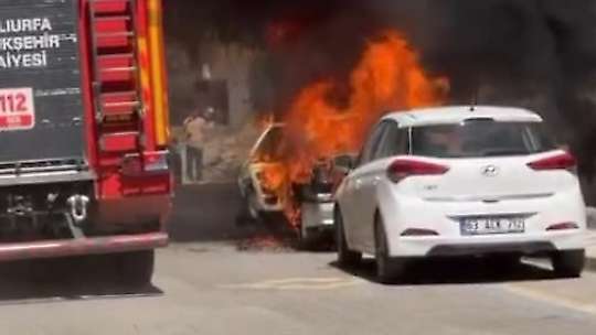 Şanlıurfa'da park halindeki otomobil alevlere teslim oldu