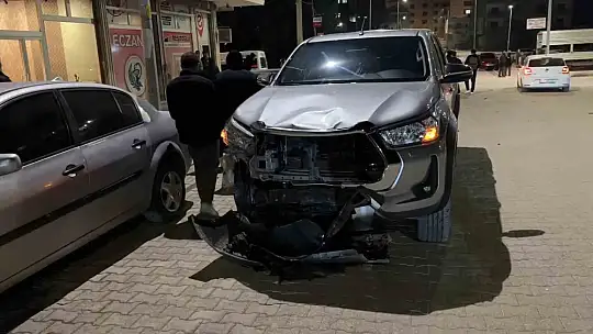 Şanlıurfa'da pikap ile motosiklet çarpıştı:2 ağır yaralı