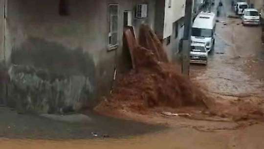 Şanlıurfa'da sağanak yağış sele dönüştü: Ev ve oteli su bastı
