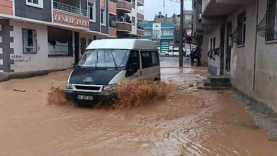 Şanlıurfa'da sağanak yağış sele dönüştü: Ev ve oteli su bastı