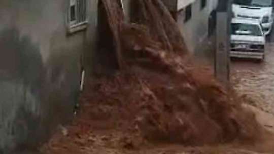 Şanlıurfa'da sağanak yağış sele dönüştü: Ev ve oteli su bastı