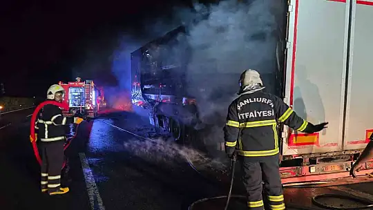 Şanlıurfa'da salça yüklü tır alev alev yandı