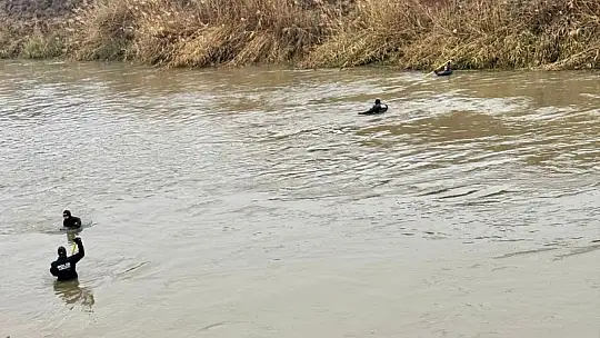 Şanlıurfa'da sulama kanalına düşen otomobilin sürücüsünü arama çalışmaları sürüyor