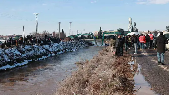 Şanlıurfa'da sulama kanalına düşen otomobilin sürücüsünü arama çalışmaları sürüyor
