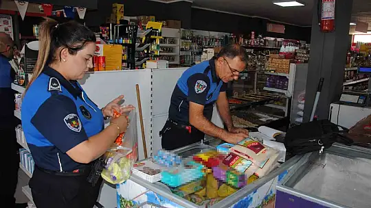 Şanlıurfa'da tarihi geçmiş ve kurtlanmış yüzlerce ürün ele geçirildi