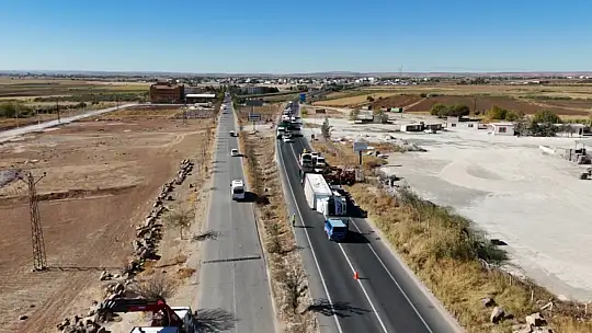 Şanlıurfa'da tekstil hammaddesi yüklü tır devrildi