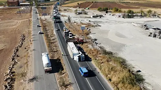 Şanlıurfa'da tekstil hammaddesi yüklü tır devrildi