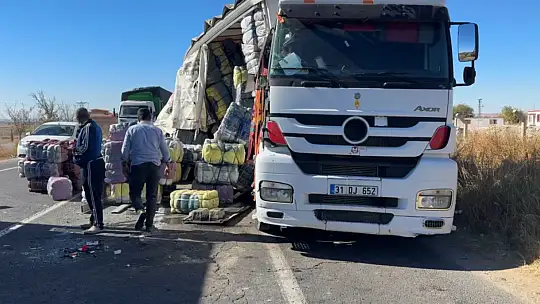 Şanlıurfa'da tekstil hammaddesi yüklü tır devrildi