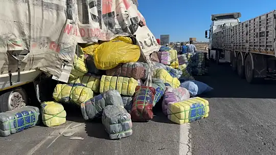 Şanlıurfa'da tekstil hammaddesi yüklü tır devrildi