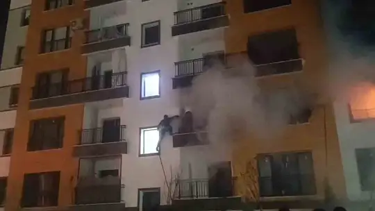 Şanlıurfa'da yangın paniği: Mahsur kalanları itfaiye ekipleri kurtardı