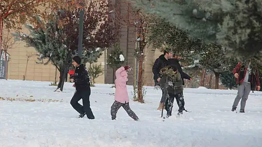 Şanlıurfa'da yıllar sonra kar sevinci: Çocuklar kartopu oynadı, yetişkinler halay çekti