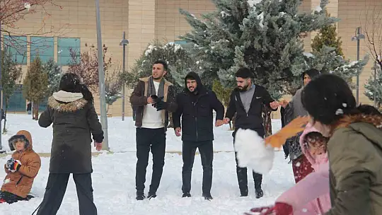Şanlıurfa'da yıllar sonra kar sevinci: Çocuklar kartopu oynadı, yetişkinler halay çekti