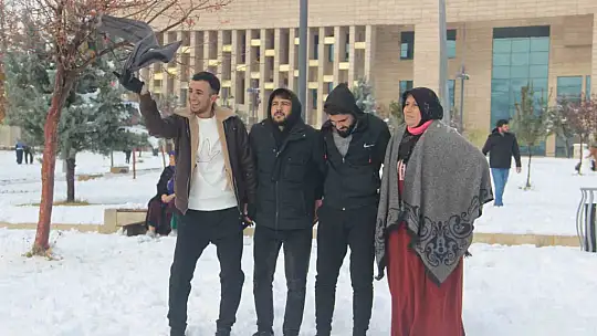 Şanlıurfa'da yıllar sonra kar sevinci: Çocuklar kartopu oynadı, yetişkinler halay çekti