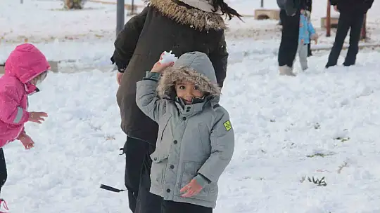 Şanlıurfa'da yıllar sonra kar sevinci: Çocuklar kartopu oynadı, yetişkinler halay çekti