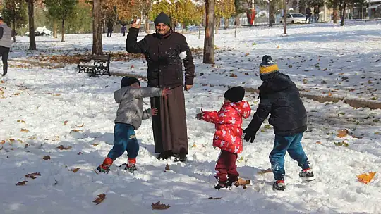 Şanlıurfa'da yıllar sonra kar sevinci: Çocuklar kartopu oynadı, yetişkinler halay çekti