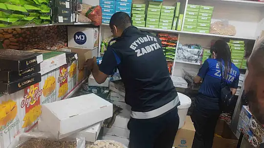 Şanlıurfa'da zabıtadan operasyon: Kurtlanmış ve bozulmuş ürünler ele geçirildi