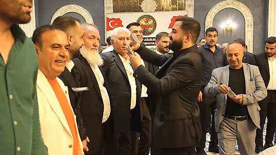 Şanlıurfa'dan örnek dayanışma: Sünnet düğününde takılan tüm takılar şehit ailelerinin çocuklarına bağışlandı