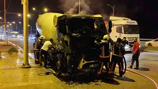 Seyir halindeki beton mikseri alev aldı