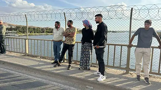 Seyir halindeki kamyonet alev aldı: Ensesinde sıcaklık hissedince, 3 kişinin hayatı kurtuldu